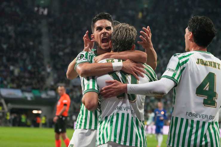 Abde festeggia con i compagni il gol