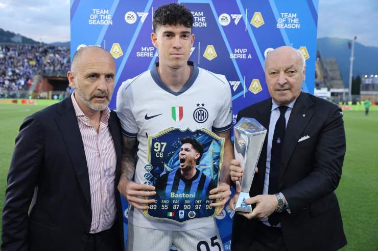 Il difensore dell'Inter, Alessandro Bastoni con Ausilio e Marotta