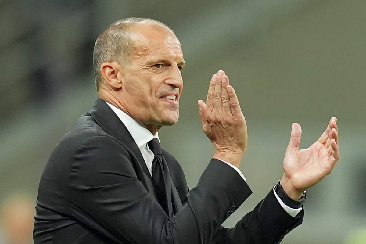 Max Allegri batte le mani in segno di approvazione