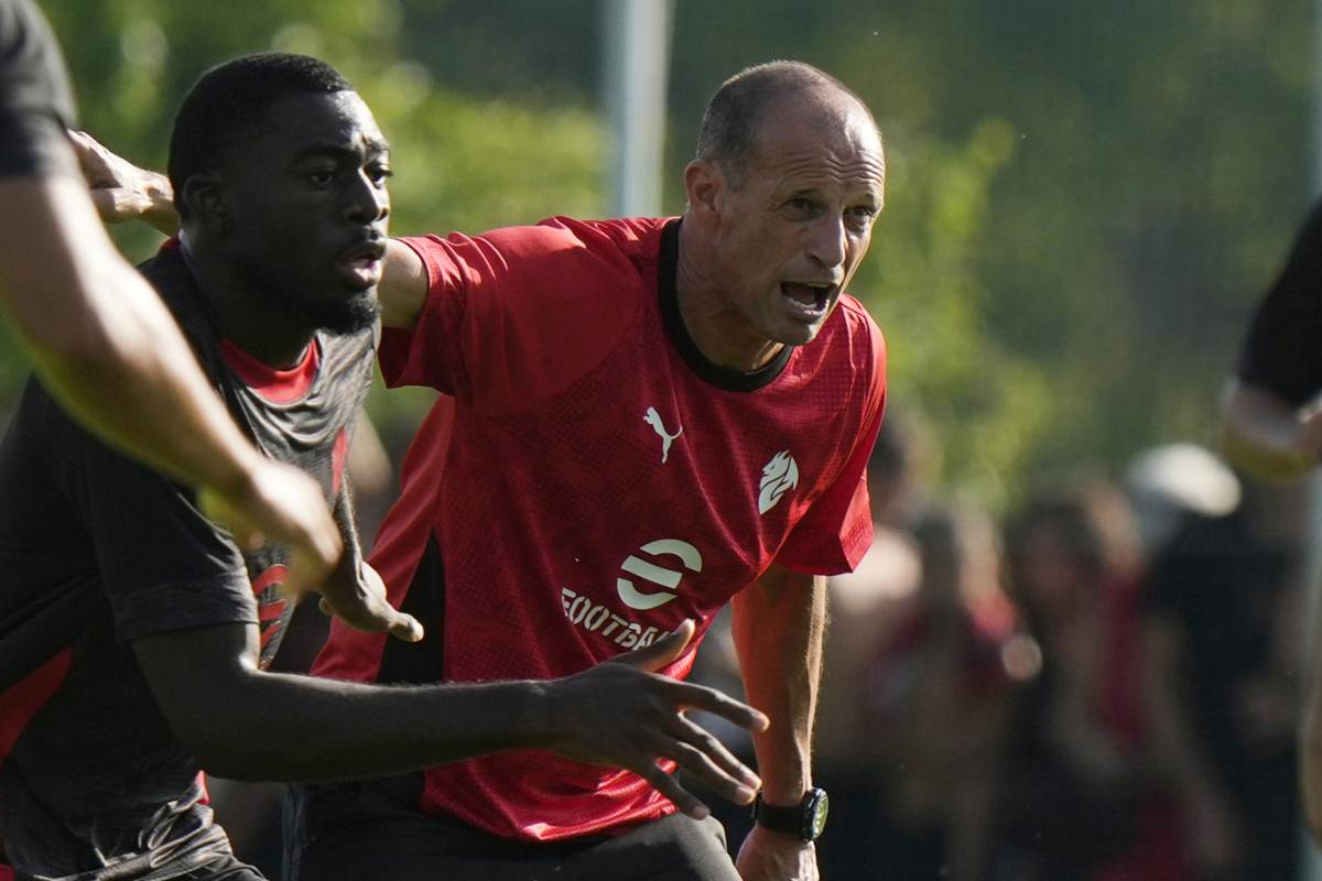 Allegri dà indicazioni al Milan