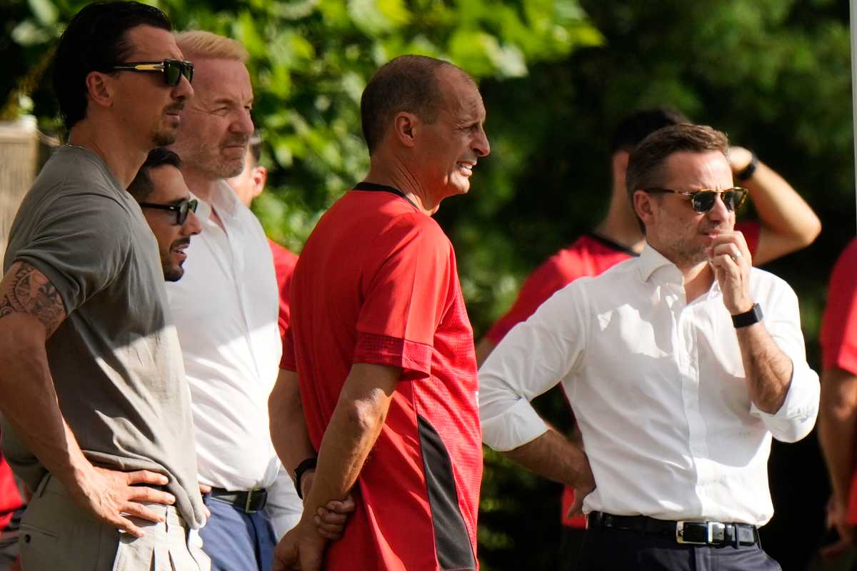 Allegri e la dirigenza del Milan osservano l'allenamento