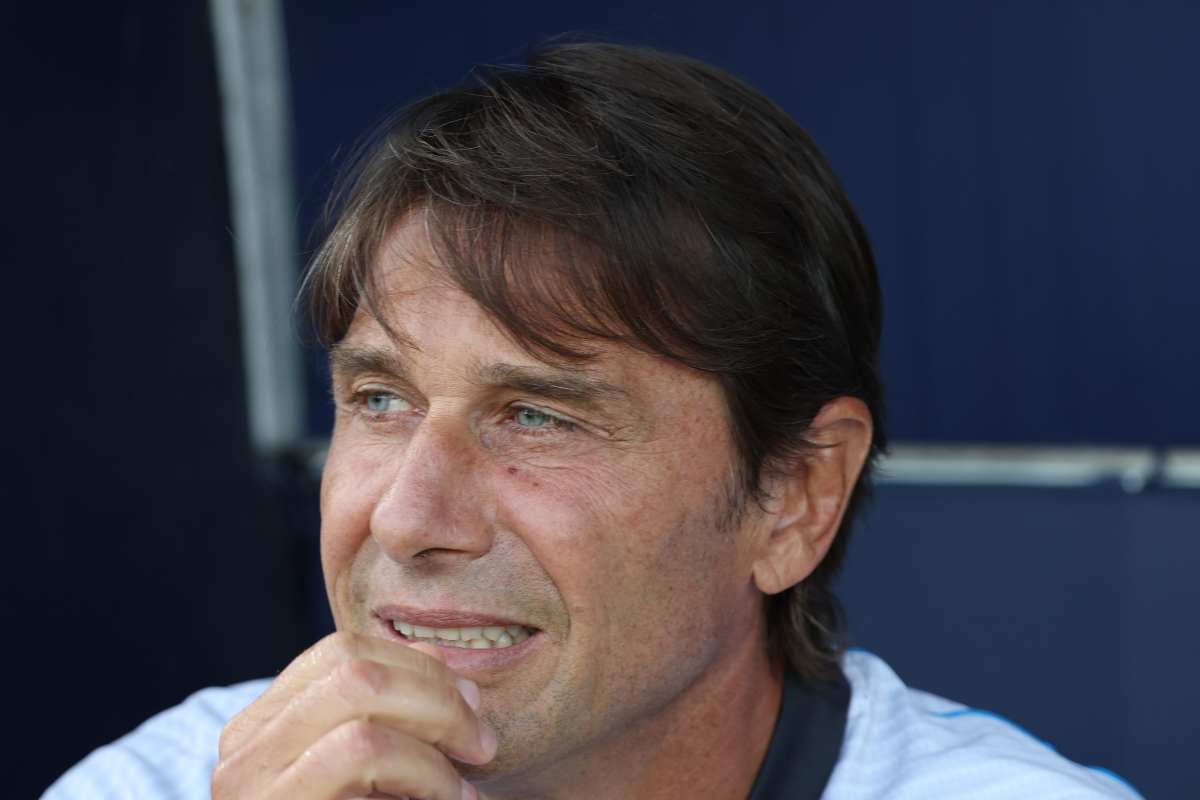 Antonio Conte perplesso in panchina