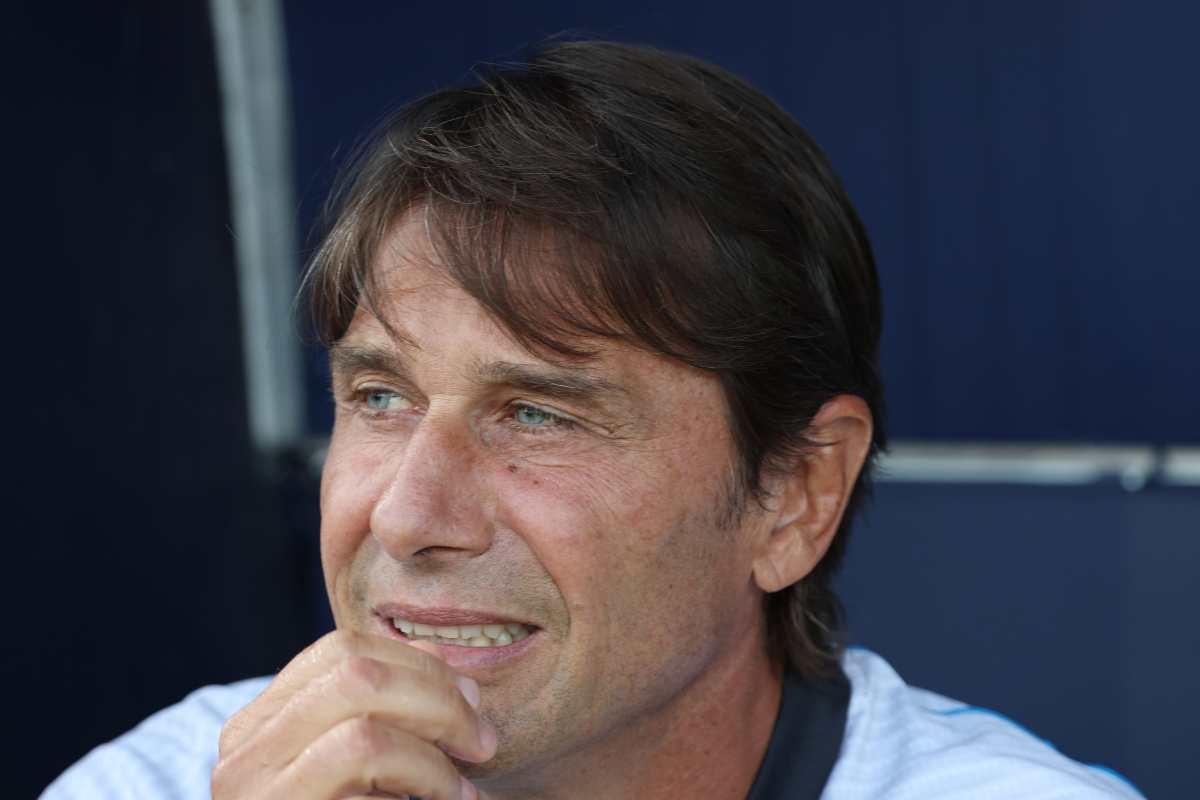 Antonio Conte pensieroso in panchina