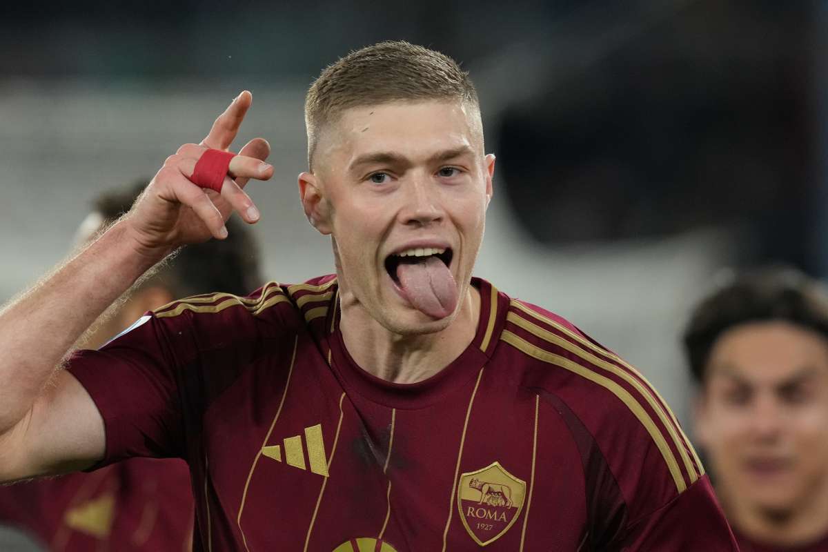 Artem Dovbyk esulta dopo il gol