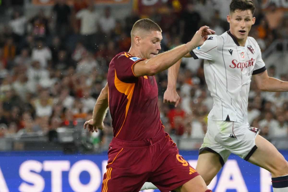Artem Dovbyk in azione durante Roma-Bologna