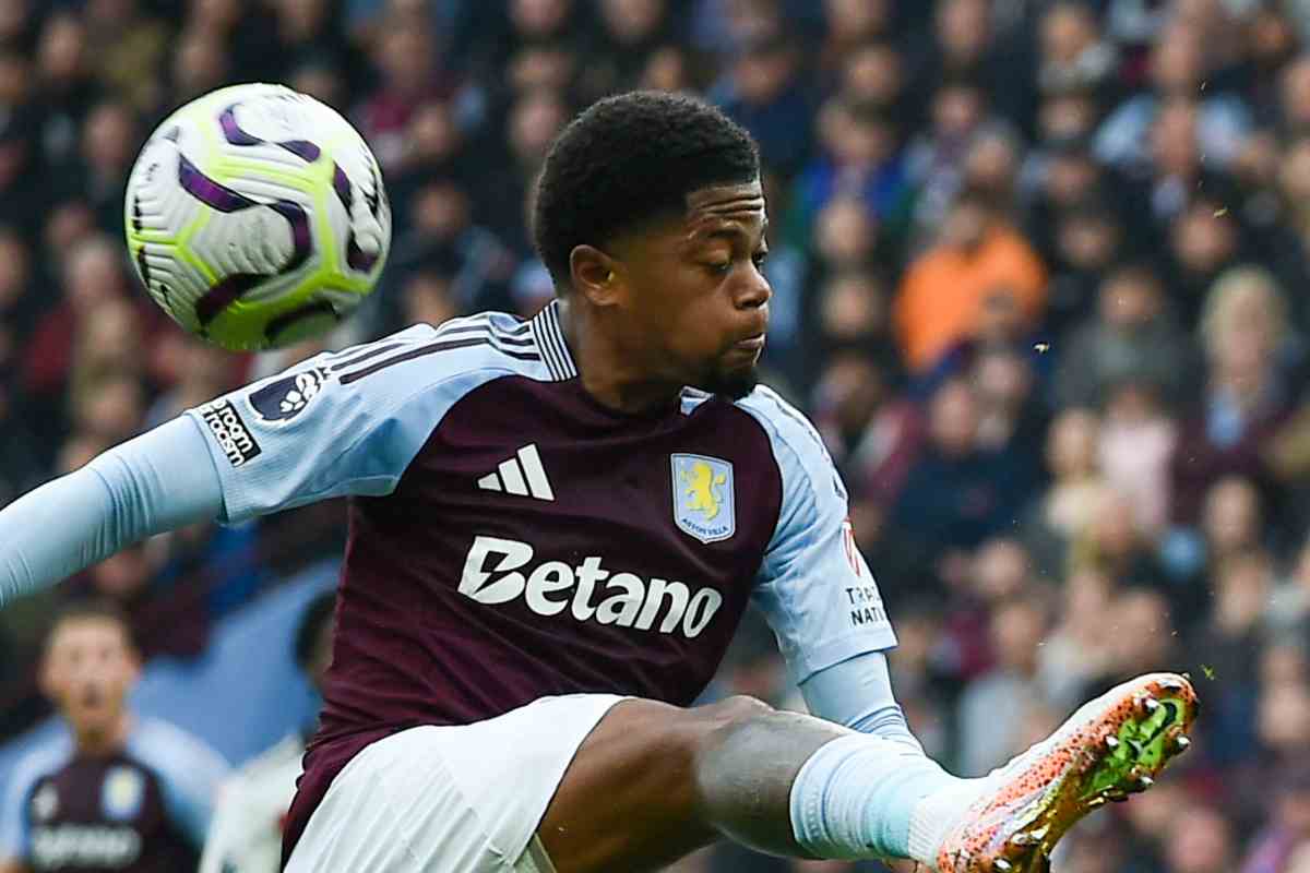 Bailey tenta di agganciare un pallone, invano