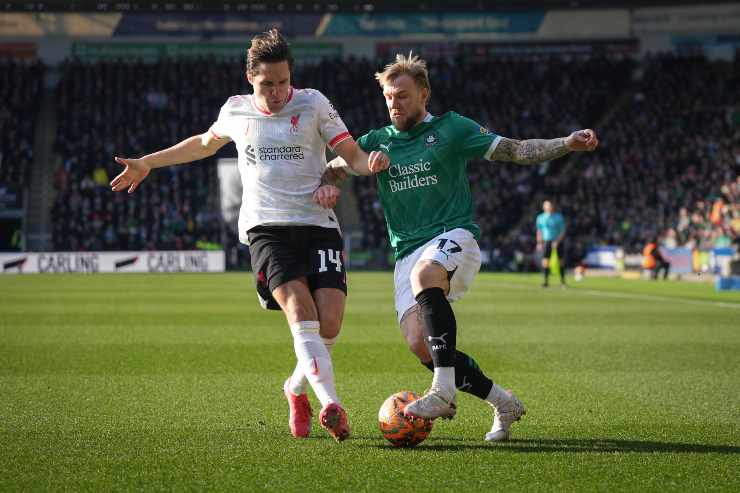 Chiesa va a contrasto su un pallone vagante