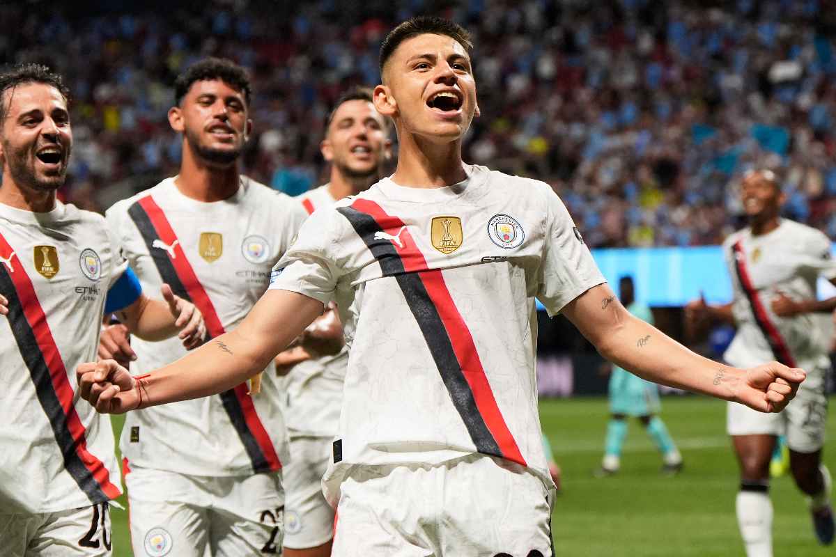 Il centrocampista Claudio Echeverri esulta dopo un gol