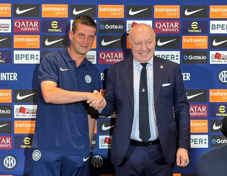 Il nuovo tecnico dell'Inter, Cristian Chivu, insieme al presidente Giuseppe Marotta