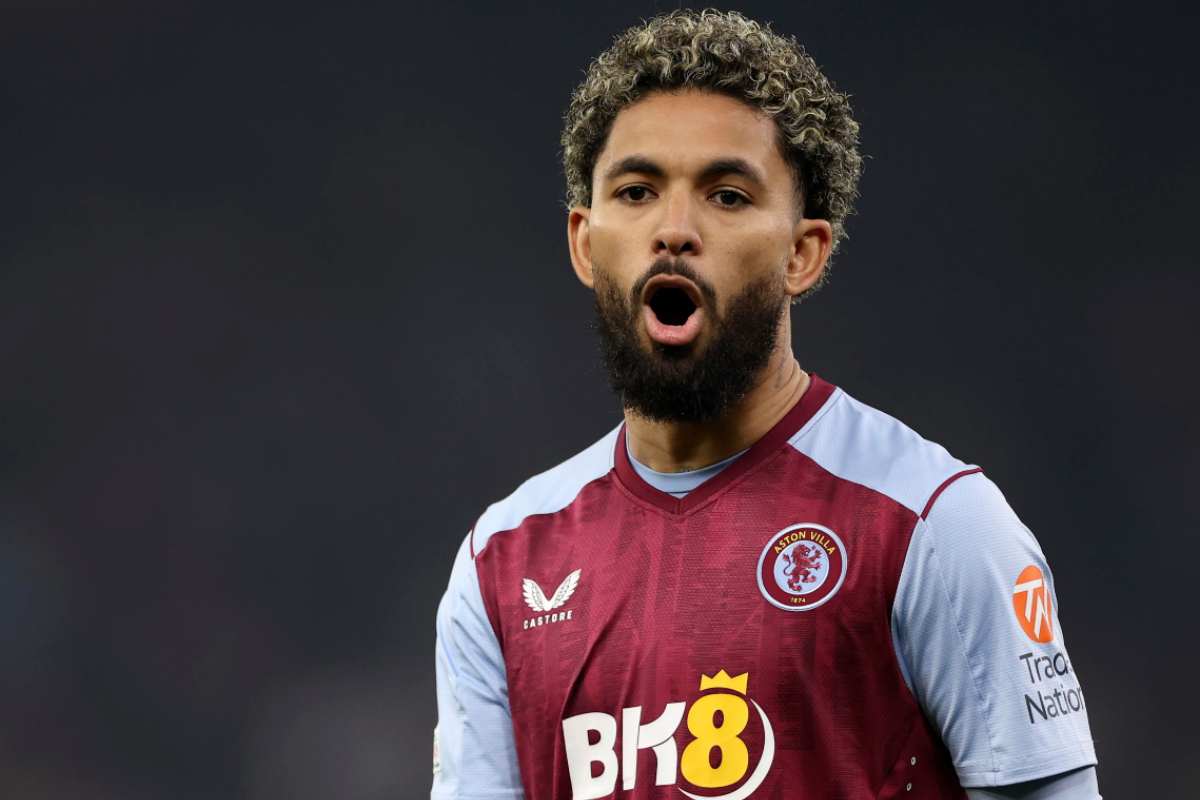 Douglas Luiz con la maglia dell'Aston Villa
