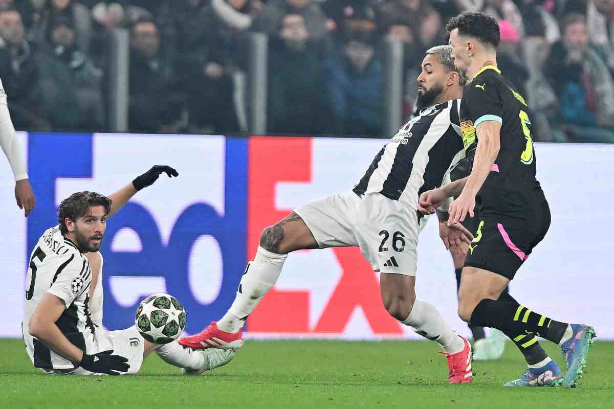 Douglas Luiz con la maglia della Juve