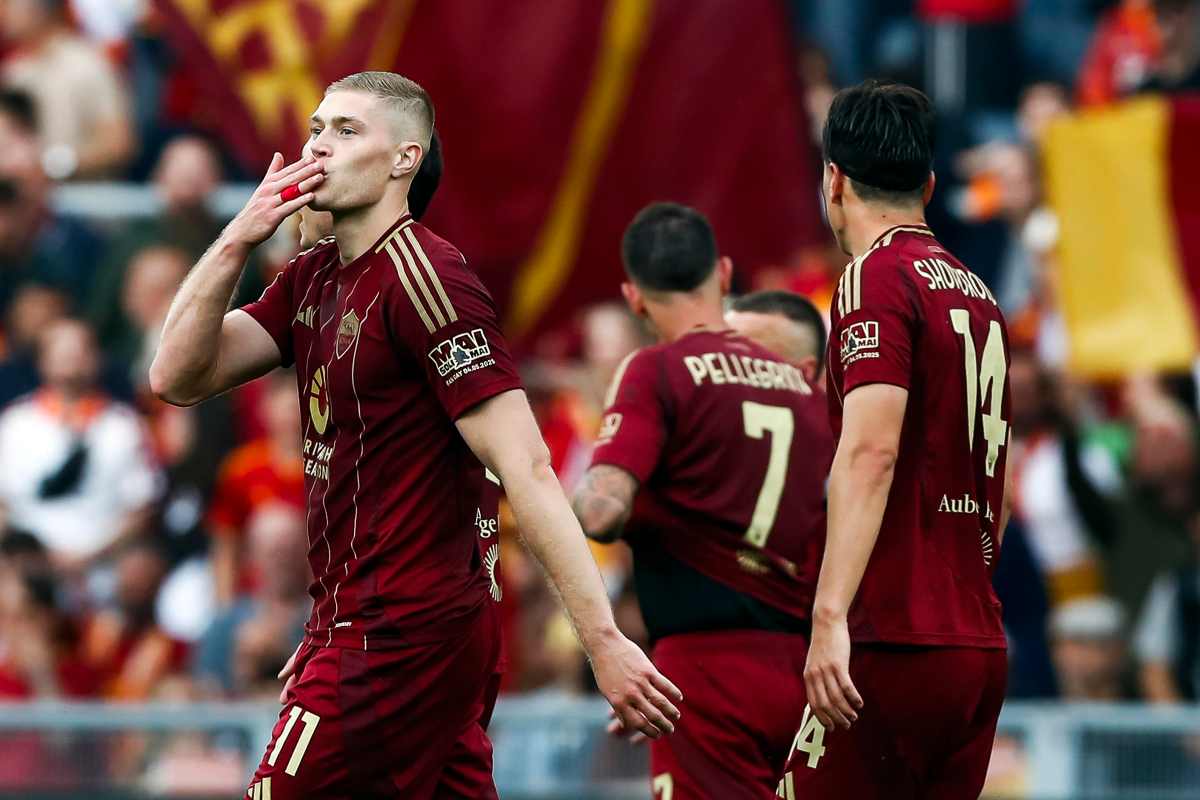 Dovbyk esulta dopo un gol