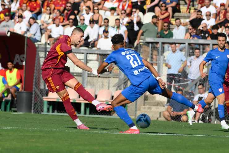 Dovbyk prova a centrare lo specchio con un tiro