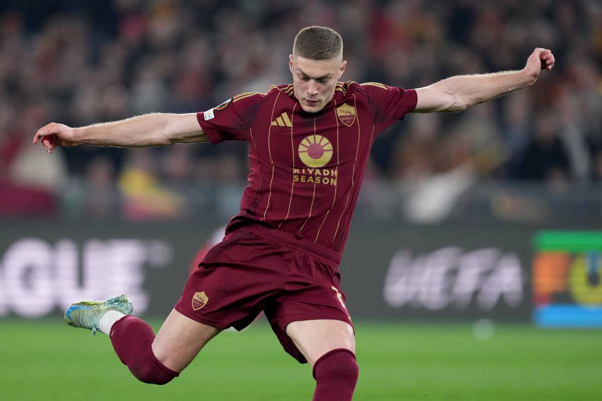 Artem Dovbyk mentre sta caricando il tiro