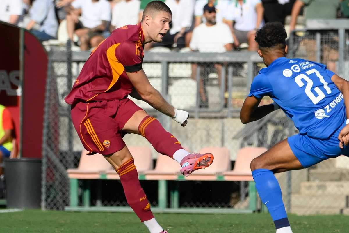 L'attaccante della Roma, Artem Dovbyk, calcia il pallone