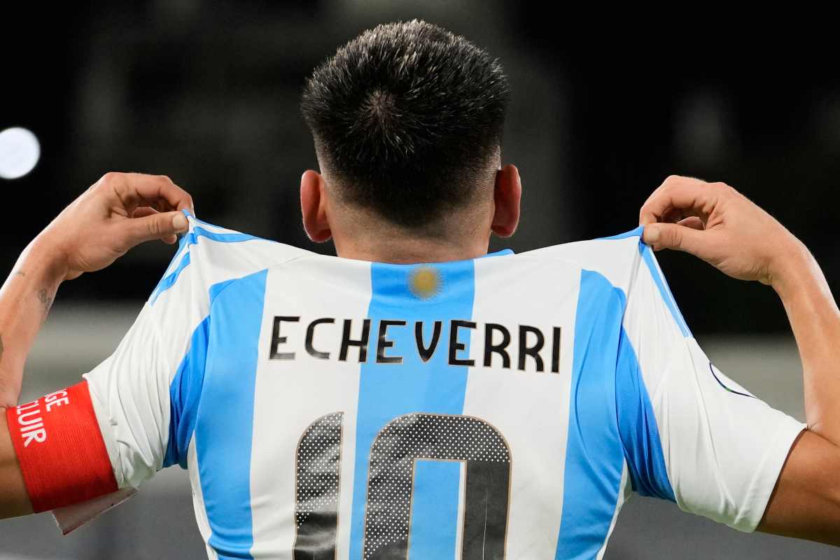 Echeverri segna e mostra il suo numero di maglia