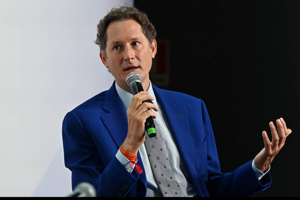 Elkann durante una conferenza