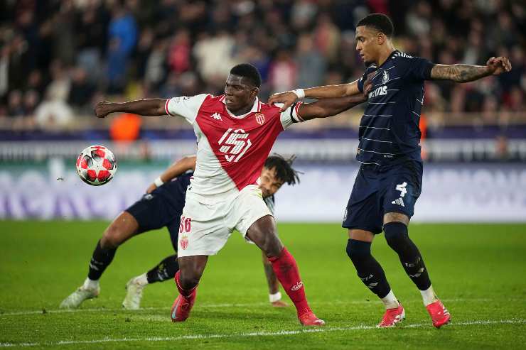 Embolo prova a proteggere il pallone