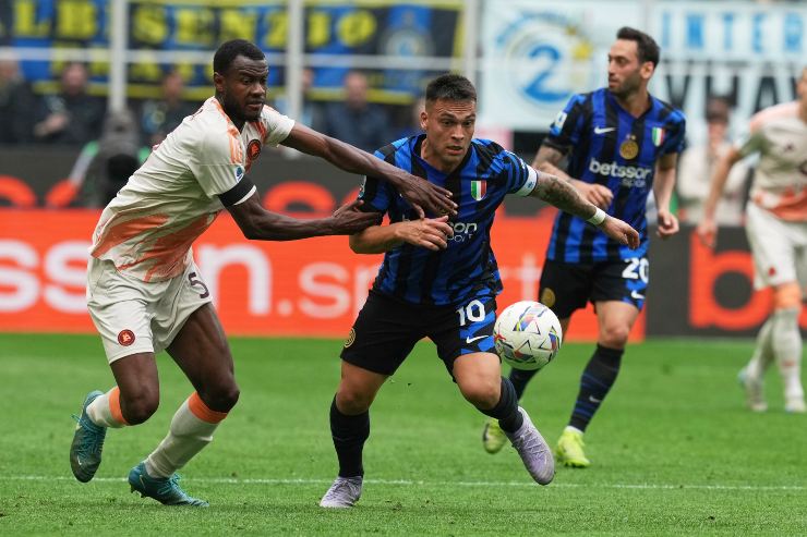 Lautaro Martinez con Evan Ndicka