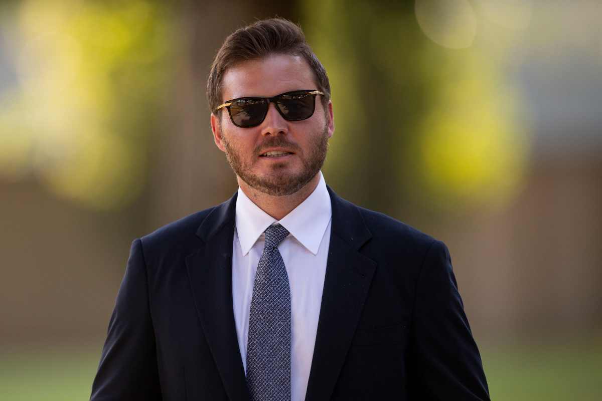 Ryan Friedkin guarda fisso l'obiettivo