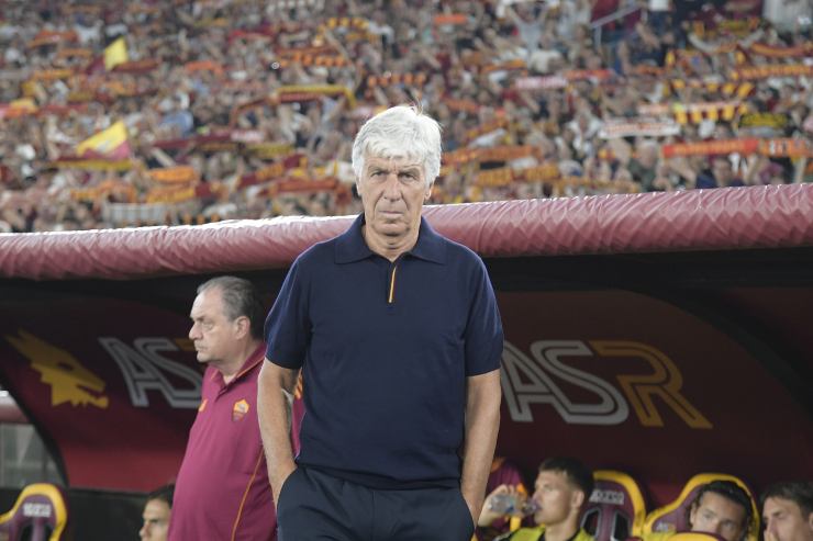 Gasperini in primo piano sulla panchina della Roma