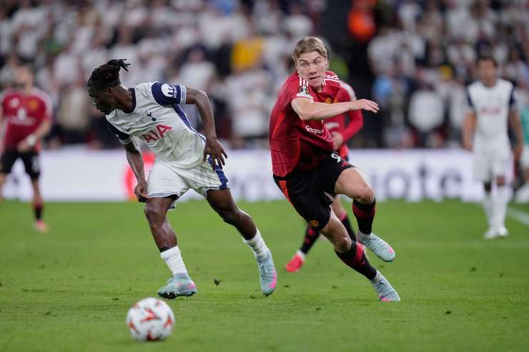 Hojlund prova a raggiungere un pallone