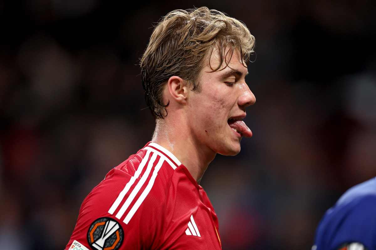 Hojlund in campo con lo United