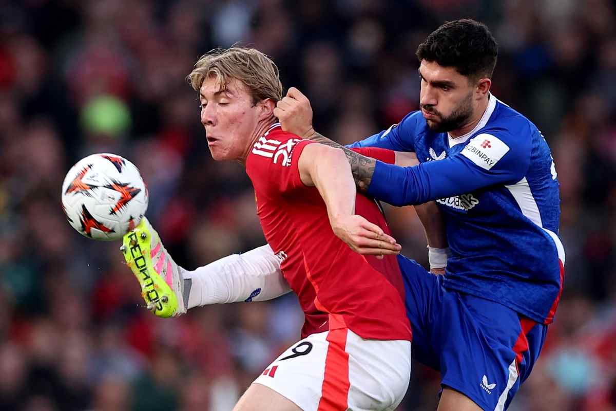 Hojlund marcato da un avversario