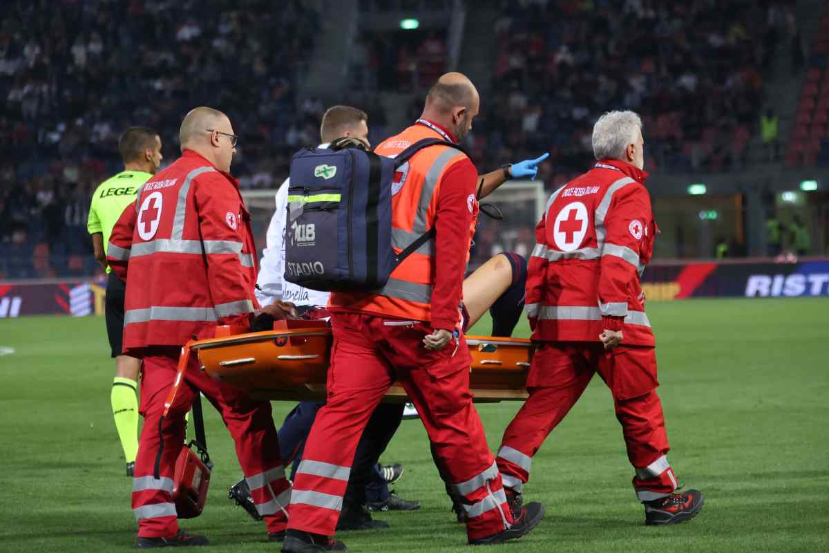 Calciatore trasportato in barella