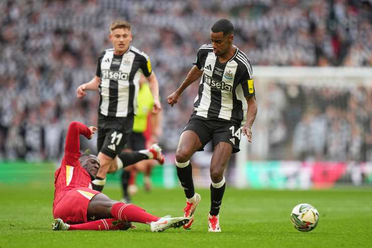 Isak si avventa sul pallone anticipando il suo diretto marcatore