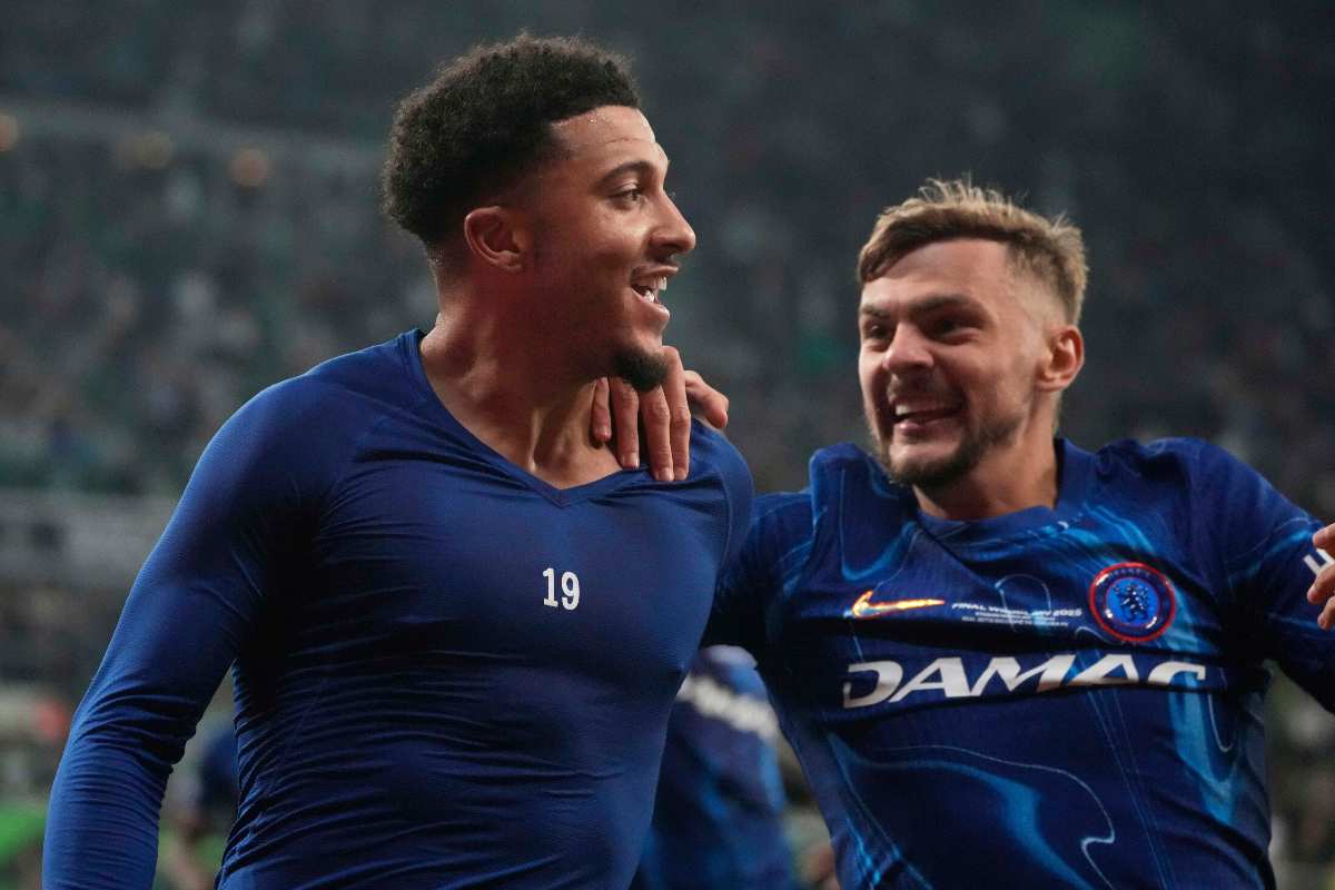 Jadon Sancho esulta con la maglia del Chelsea