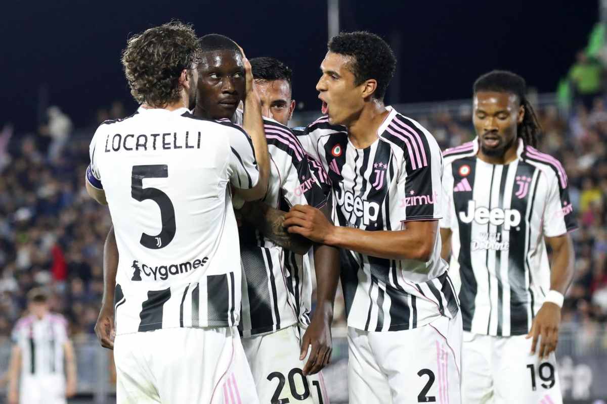 Giocatori della Juventus esultano dopo una rete