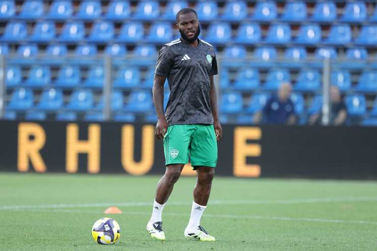 Kessié si riscalda prima del match