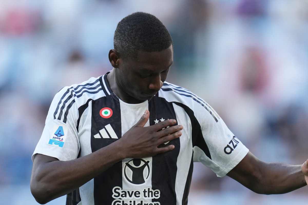 Kolo Muani indica lo stemma della Juventus dopo il gol