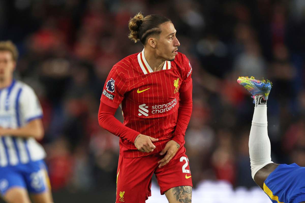 Il terzino del Liverpool, Tsimikas, scruta gli avversari