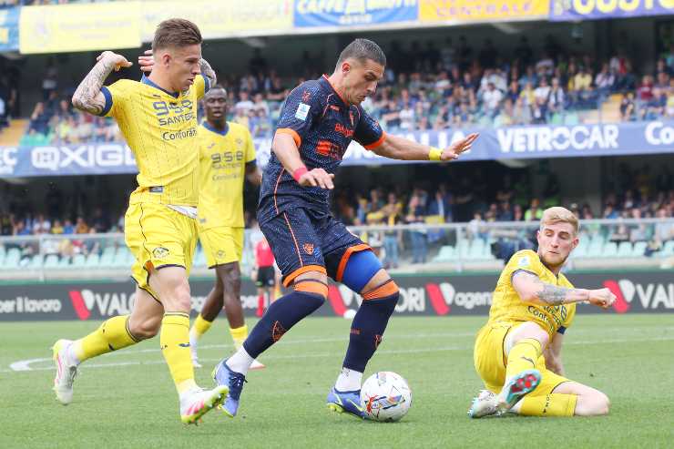 Krstovic prova a divincolarsi dalla pressione avversaria