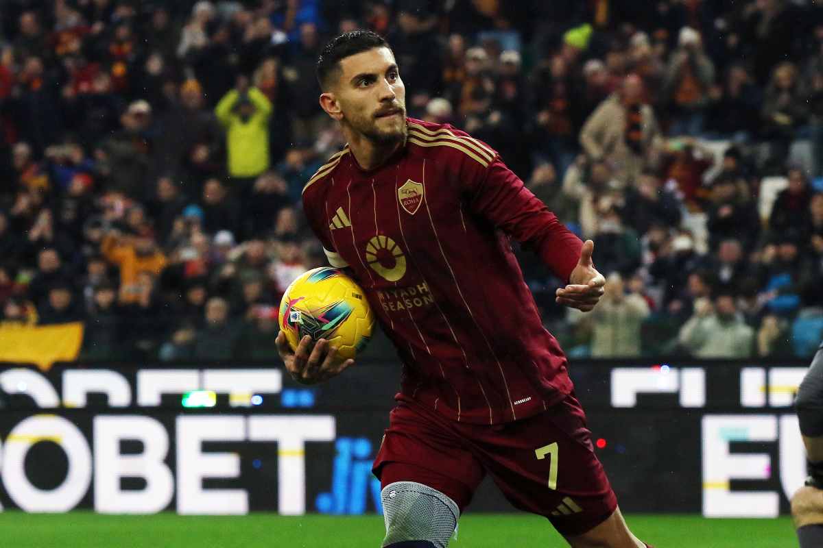 Lorenzo Pellegrini raccoglie il pallone dopo il gol