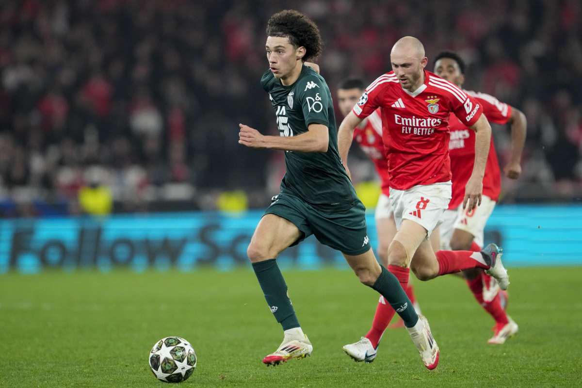 Maghnes Akliouche porta palla 