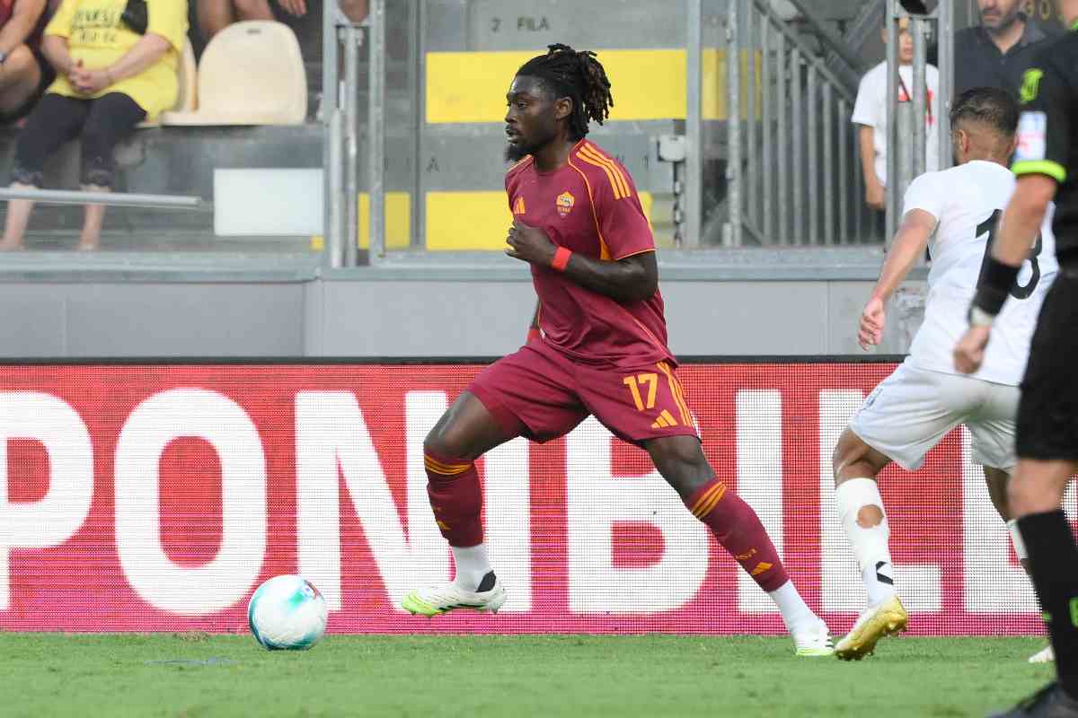 Il centrocampista della Roma, Manu Koné, porta palla