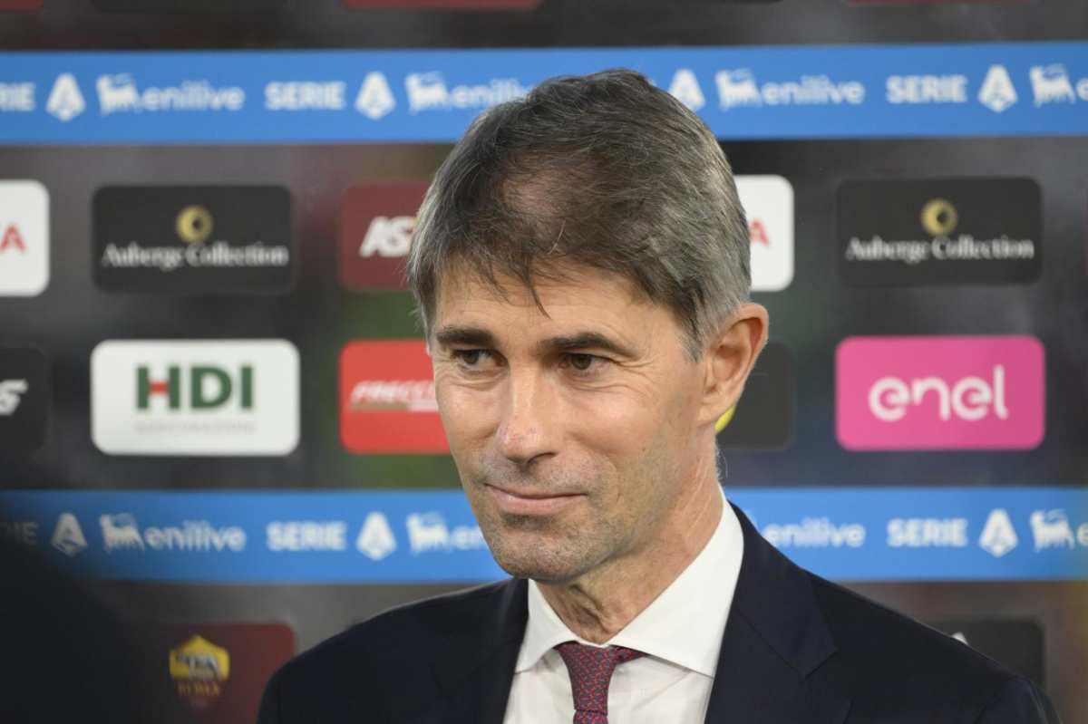 Massara in primo piano è il diesse della Roma