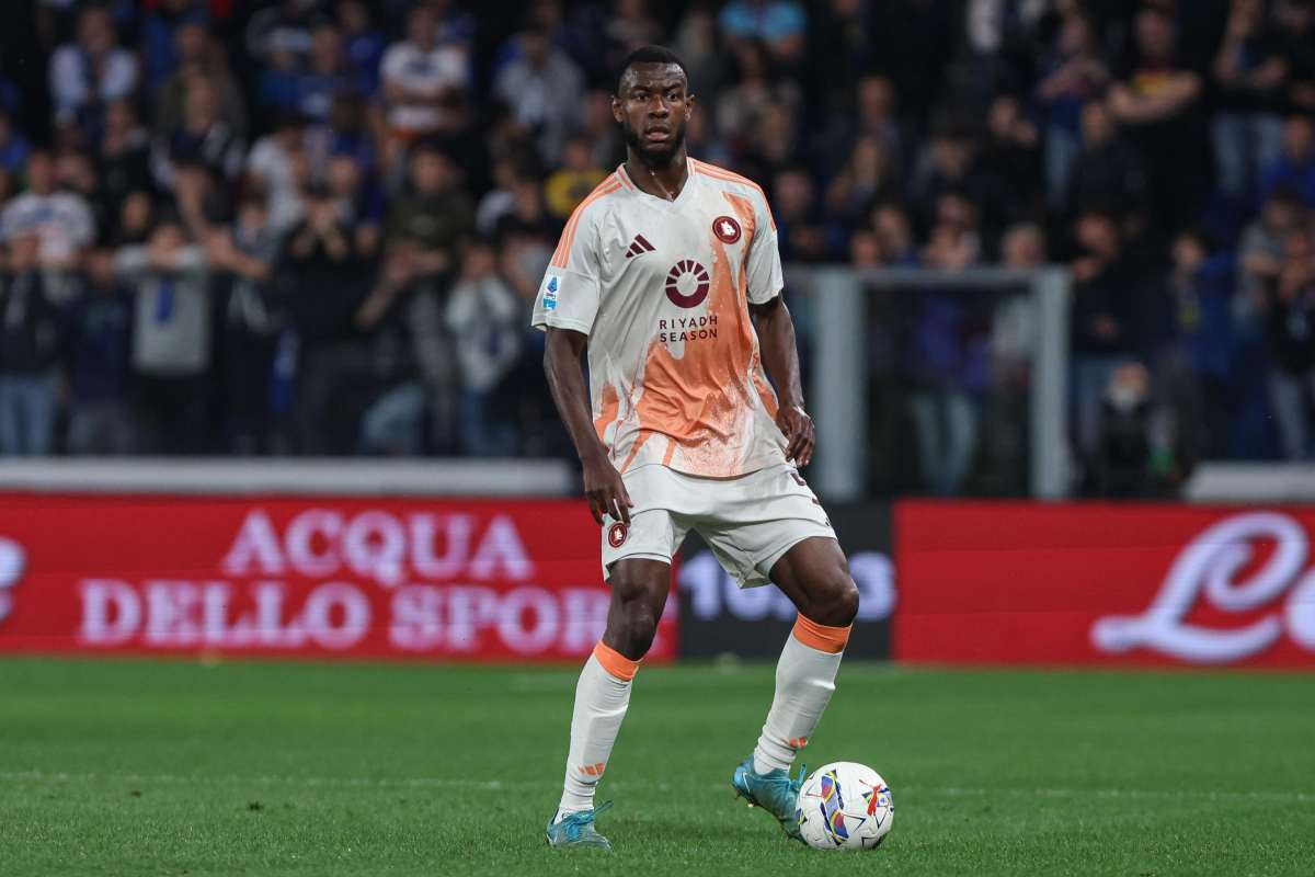 Ndicka porta il pallone 