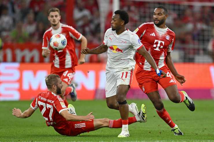 Openda salta l'uomo e si prepara a controllare il pallone