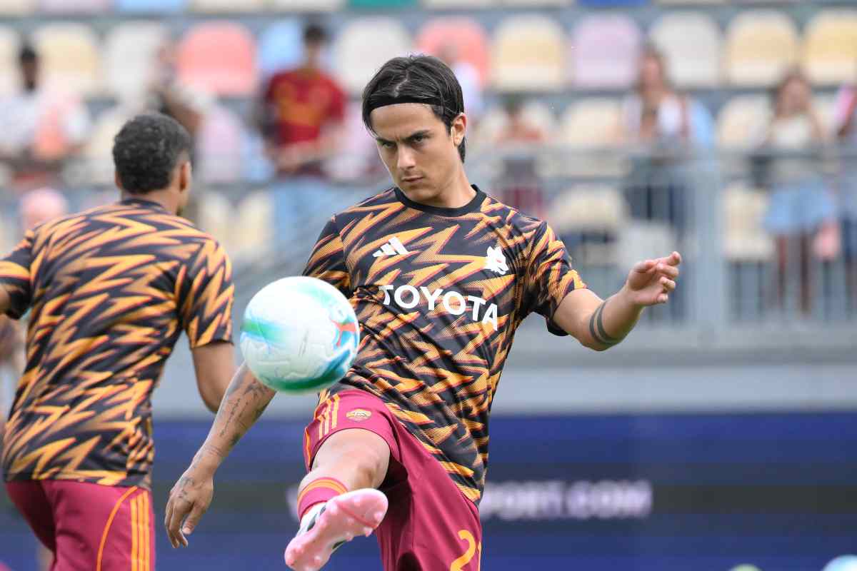 Dybala intento a colpire un pallone