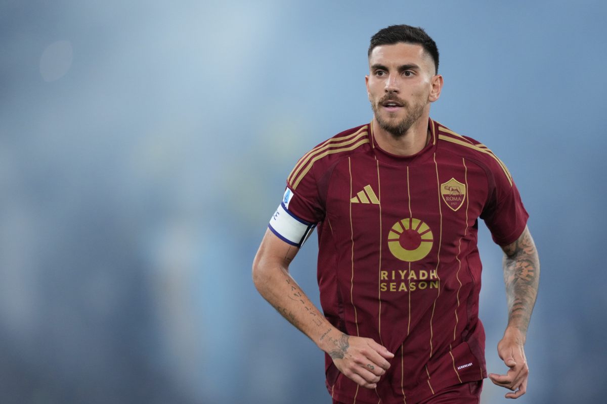 Pellegrini in primo piano mentre corre