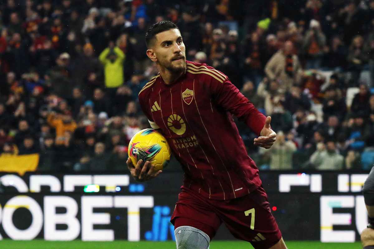 Lorenzo Pellegrini raccoglie il pallone dopo aver trasformato un rigore