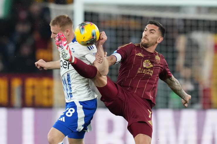 Lorenzo Pellegrini prova ad arrivare su un pallone vagante
