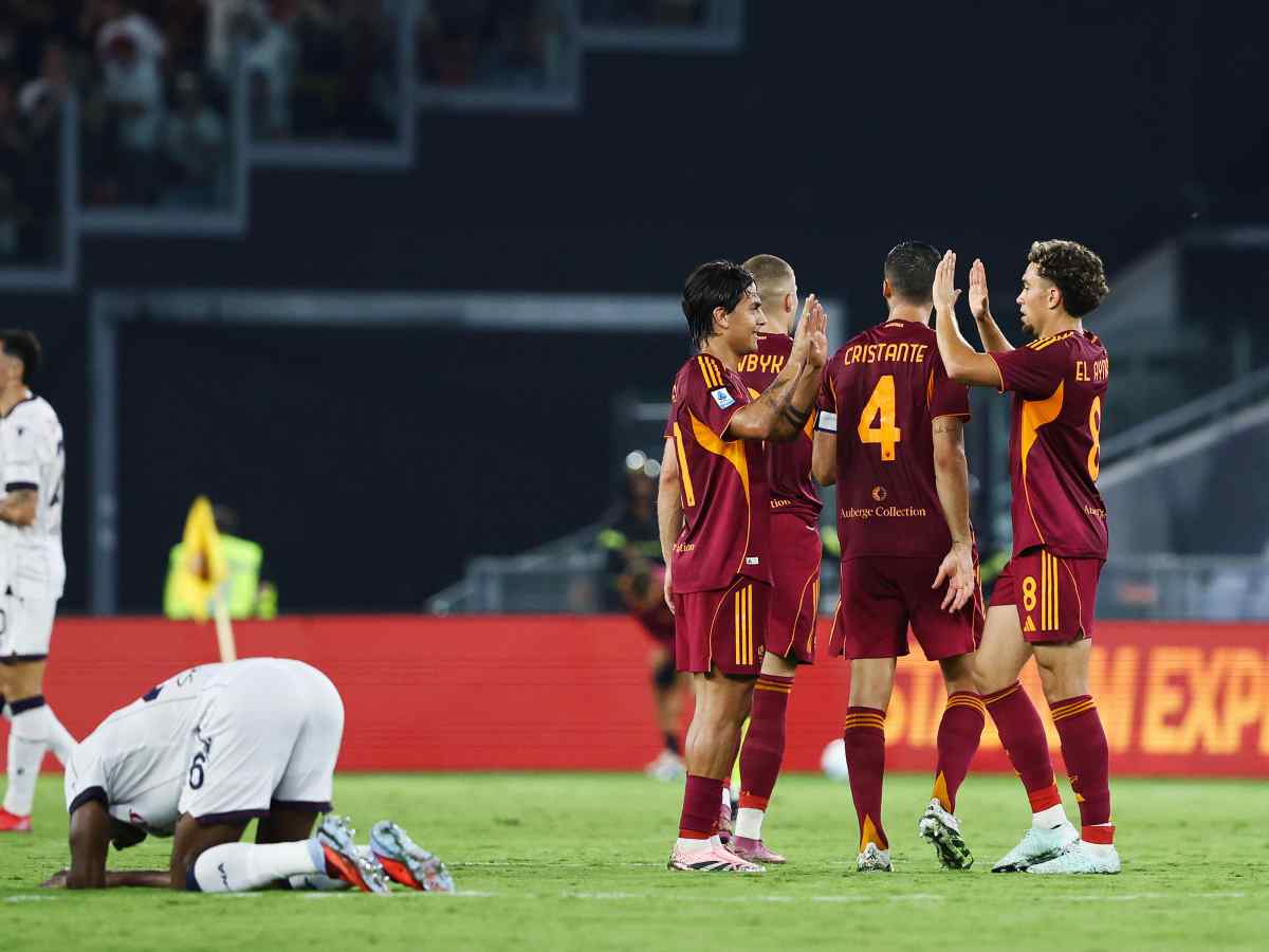 calciatori giallorossi celebrano la vittoria in Roma-Bologna