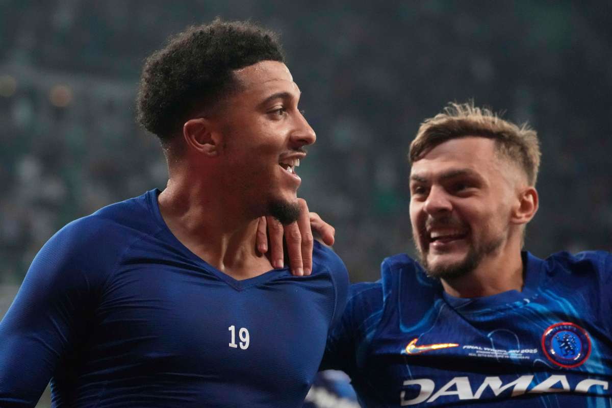 Sancho si toglie la maglia dopo aver siglato il gol