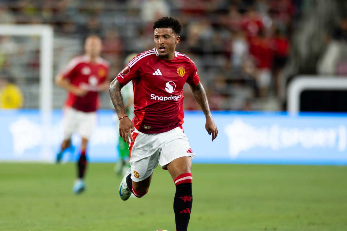 Sancho prova a raggiungere un pallone