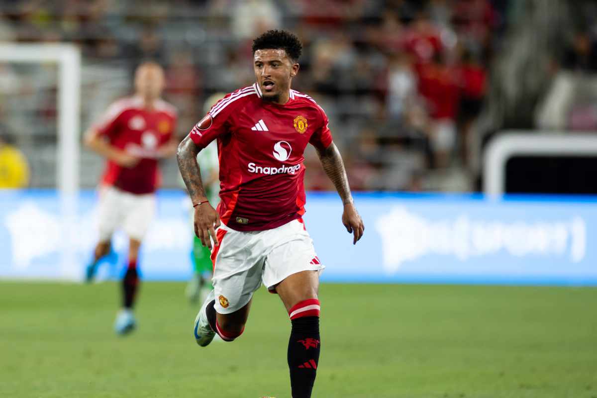 Sancho conduce il pallone in avanti con eleganza